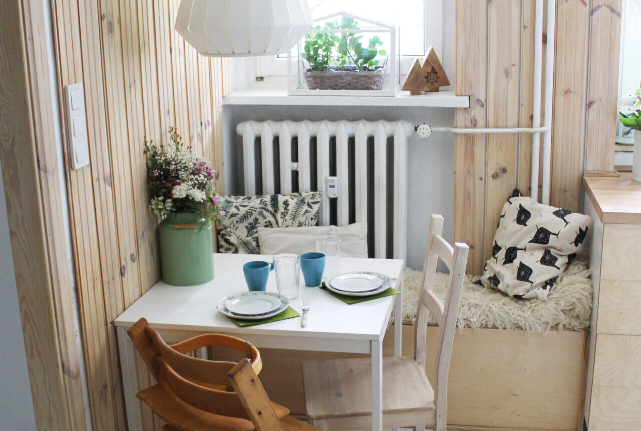 boazeria na ścianie, deski naturalne na ścianie w małej jadalni w mieszkaniu