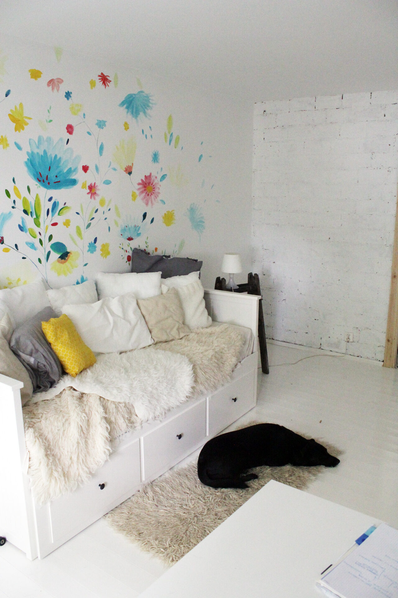 sofa hemnes Ikea i ściana malowana samemu