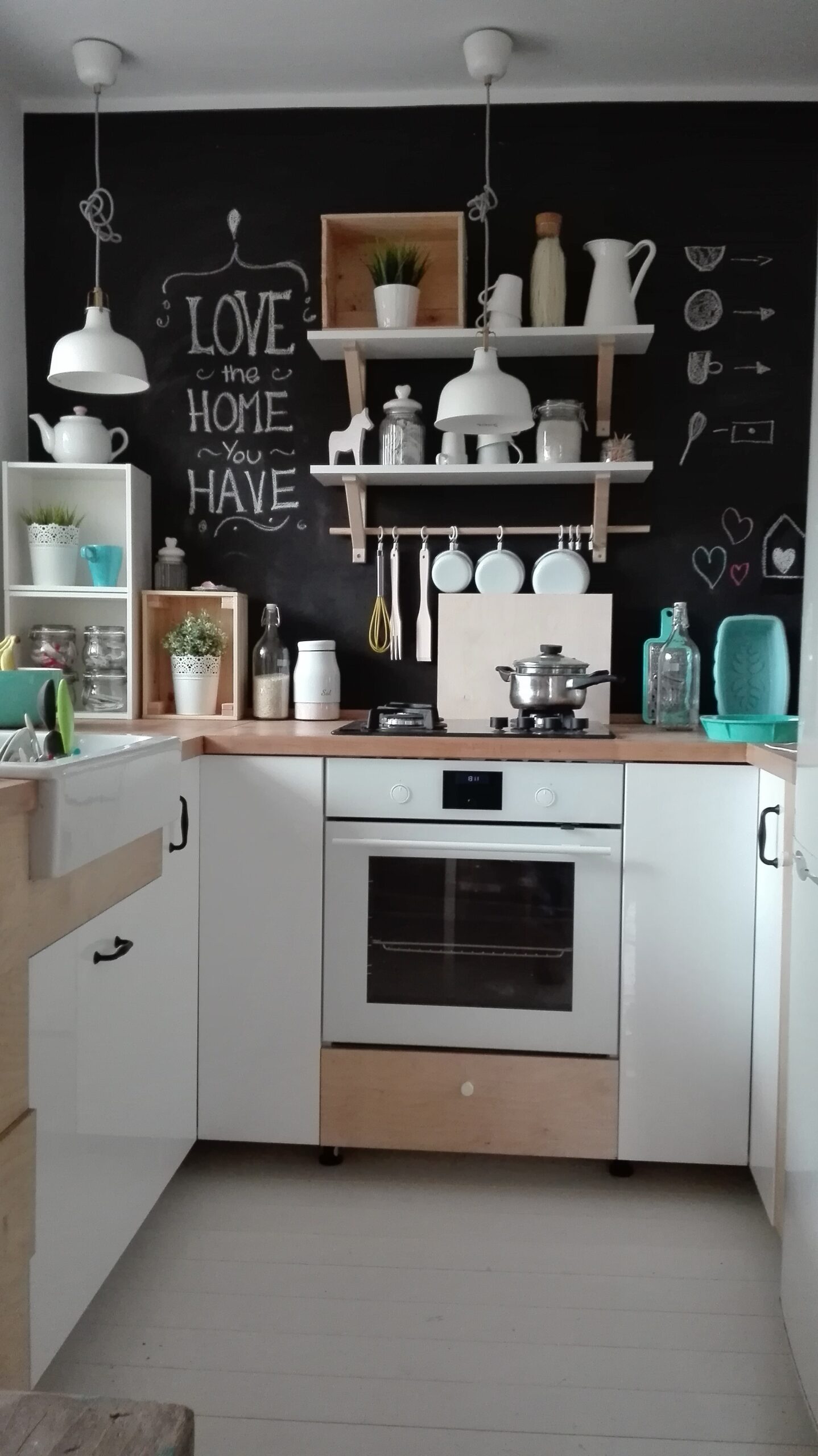 kuchnia z Ikea ze ścianą z farby tablicowej